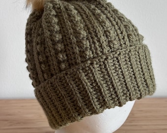 Handgemaakte olijfgroene gehaakte beanie | Wintermuts met pompon van imitatiebont