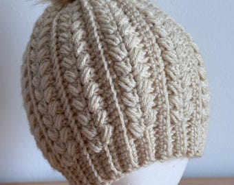 Gehaakte muts met pofsteek | Koksmuts | Wintermuts | Rodelbaan | Accessoires | Hoofddeksels | Pompon van imitatiebont | Ivoor | Handgemaakt | Cadeau