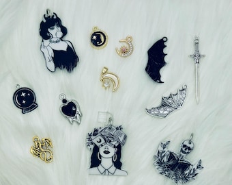 Kindle Charm, Phone Charm, USB Charm, Apple Dust Charm, Kindle Dust Plug Charm, Bookish Merch, Bookish Gifts, Fantasy, Kindle Accessories