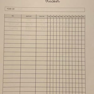 Può includere: Un foglio di monitoraggio delle fatture vuoto con le parole "BILL tracker" in alto. Il foglio ha colonne per fattura, importo, data di scadenza e mesi dell'anno. C'è uno spazio per scrivere l'anno.