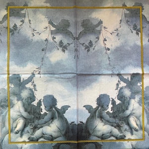 Pode incluir: Um guardanapo de papel quadrado com uma cena de c&eacute;u azul e branco com querubins e guirlandas florais. O design &eacute; emoldurado por uma fina borda dourada, mostrando v&aacute;rias figuras aladas sentadas entre nuvens em uma disposi&ccedil;&atilde;o sim&eacute;trica.