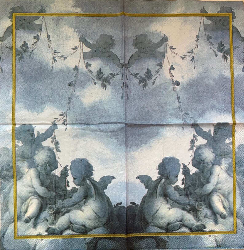 Pode incluir: Um guardanapo de papel quadrado com uma cena de c&eacute;u azul e branco com querubins e guirlandas florais. O design &eacute; emoldurado por uma fina borda dourada, mostrando v&aacute;rias figuras aladas sentadas entre nuvens em uma disposi&ccedil;&atilde;o sim&eacute;trica.