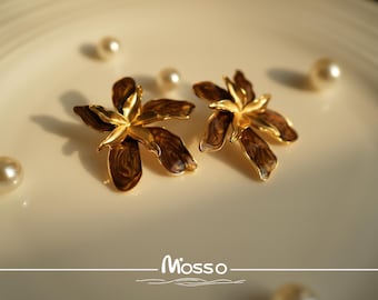 Maillard color Irises stud earrings