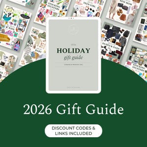 Puede incluir: Una tableta digital que muestra la portada de una guía de regalos navideños de 2026 con fondo verde claro y texto verde oscuro. La pantalla dice 2026 HOLIDAY gift guide, Curated by Dr. Rachel & Dr. Carly. Varias guías más pequeñas rodean la tableta.