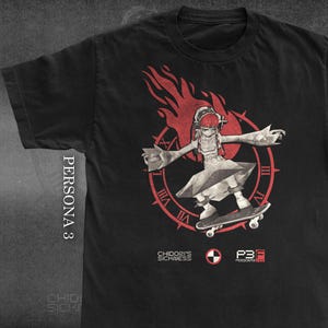 Puede incluir: Una camiseta negra de manga corta con un gráfico de un personaje en un monopatín frente a un reloj rojo con números romanos. El diseño incluye llamas rojas y el texto "CHIDORI'S SICKNESS", "PERSONA 3" y "P3F PERSONA 3 FES".