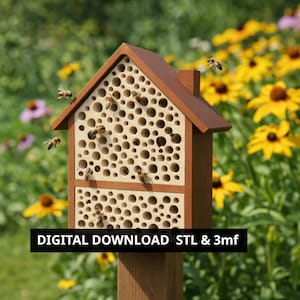 Può includere: Una casetta di legno per api con fori multipli per la nidificazione, circondata da api e fiori. La casa è marrone con un fronte beige chiaro. Il testo in basso recita "DIGITAL DOWNLOAD STL & 3mf".