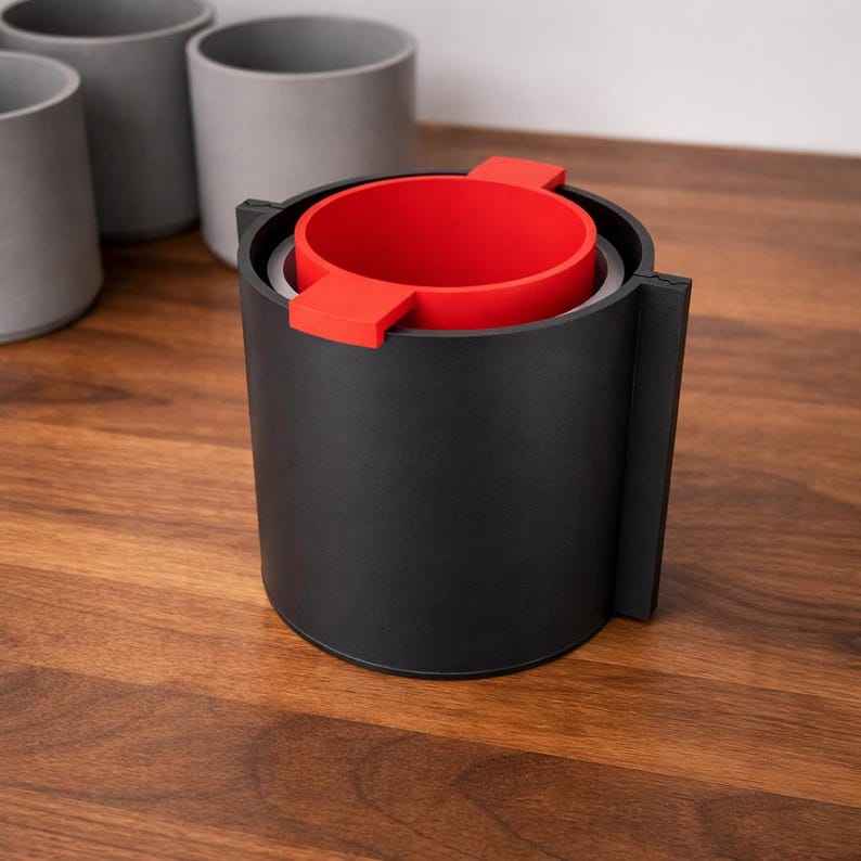 Puede incluir: Una taza de cer&aacute;mica blanca con un asa negra y el texto "But First, Coffee" en negro y negrita. La taza est&aacute; sobre una superficie de madera. La taza mide aproximadamente 10 cm de alto.