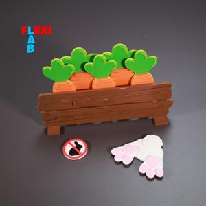Puede incluir: Una maceta de madera con cinco zanahorias naranjas y hojas verdes. Un cartel de prohibido para conejos y una cola de conejo blanca con patas rosas est&aacute;n en el suelo.