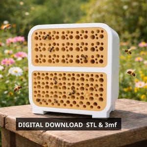 Può includere: Una casetta per api bianca e beige con numerosi fori, che attira diverse api. La struttura è rettangolare con angoli arrotondati e poggia su una superficie di legno. Il testo "DIGITAL DOWNLOAD STL & 3mf" è visualizzato in basso.