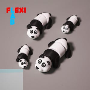 Peut inclure: Quatre figurines de panda noires et blanches avec des corps blancs et des têtes et des membres noirs. Les pandas sont dans différentes poses, certains sont couchés et d'autres debout. Les pandas sont faits d'un matériau flexible et peuvent être pliés et posés.