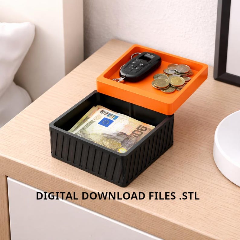 Puede incluir: Una caja de almacenamiento cuadrada negra y naranja con tapa. La tapa naranja contiene un llavero de coche y monedas. La caja contiene billetes. El texto "DIGITAL DOWNLOAD FILES .STL" est&aacute; en la parte inferior.