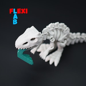 Puede incluir: Un juguete de esqueleto de dinosaurio de plástico blanco con una pieza de plástico turquesa en la boca. El juguete está articulado y tiene una cola móvil. El juguete está etiquetado "FLEXI LAB" en letras rojas y azules.