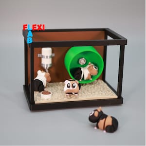 Puede incluir: Un hábitat de hámster en miniatura con un marco negro, respaldo marrón y un túnel verde. Varias pequeñas figuras de hámster en negro, blanco y marrón están dentro del hábitat. La palabra "FLEXI AB" está escrita en rojo, azul y naranja.
