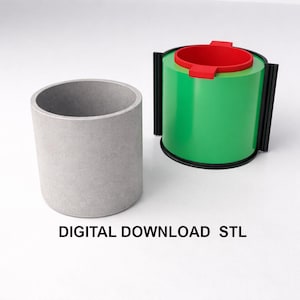 以下が含まれることがあります： 黒いハンドルと「But First, Coffee」のテキストが黒い太字で書かれた白いセラミックマグ。マグカップは白い表面に置かれています。