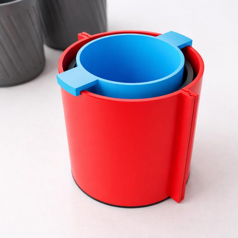 Peut inclure: Un cendrier rouge et bleu au design cylindrique. Le cendrier a un ext&eacute;rieur rouge vif, un int&eacute;rieur bleu et deux languettes bleues. Le cendrier est fait d'un mat&eacute;riau lisse et brillant.
