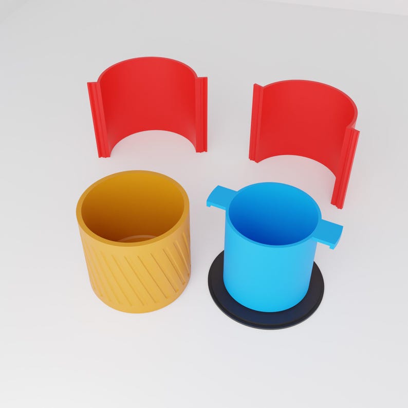 Peut inclure: Vue a&eacute;rienne de quatre composants en plastique color&eacute;s. Deux pi&egrave;ces rouges et incurv&eacute;es sont au-dessus de deux formes cylindriques, une jaune avec des rainures diagonales et une bleue avec des poign&eacute;es, reposant sur une base noire. Sur fond blanc.
