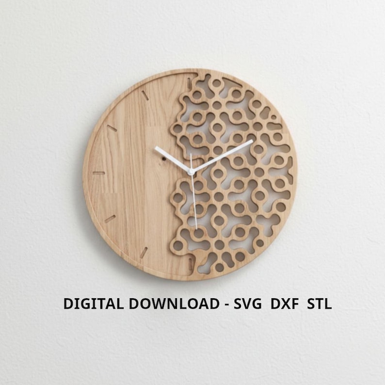 K&ouml;nnte beinhalten: Eine runde Holzuhr mit einem einzigartigen Design. Die H&auml;lfte des Zifferblatts ist aus massivem Holz, die andere H&auml;lfte hat ein ausgeschnittenes Muster. Die Uhr hat wei&szlig;e Zeiger und den Text "DIGITAL DOWNLOAD - SVG DXF STL" unten.