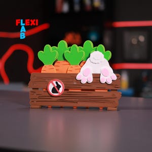 Puede incluir: Un letrero de madera con un s&iacute;mbolo de no conejo y el texto "FLEXI AB" en &eacute;l. El letrero est&aacute; decorado con una cola de conejo blanca y copas de zanahorias verdes.