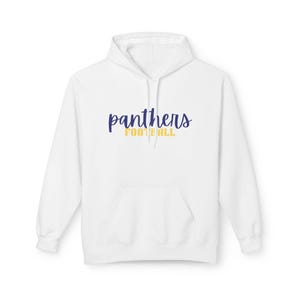 Puede incluir: Sudadera con capucha blanca con el texto "panthers FOOTBALL" en letras azul marino y doradas.