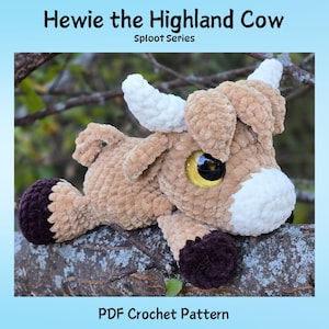 Puede incluir: Un peluche de vaca de las Tierras Altas de color marrón claro con cuernos y hocico blancos, y pezuñas marrones oscuras. La vaca tiene ojos grandes y expresivos con iris amarillos. El texto en la parte superior dice "Hewie the Highland Cow" y "Sploot Series". El texto inferior dice "PDF Crochet Pattern".