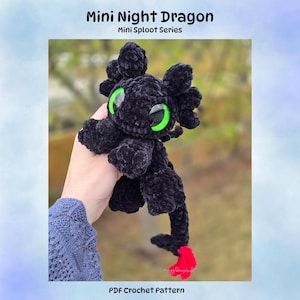 Könnte beinhalten: Ein schwarzes gehäkeltes Drachenplüschtier mit großen grünen Augen und einer roten Schwanzspitze. Das Plüschtier ist mit "Mini Night Dragon" und "Mini Sploot Series" beschriftet. Das Bild enthält auch den Text "PDF Crochet Pattern".