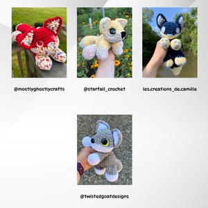 Puede incluir: Una colecci&oacute;n de figuras de animales de ganchillo hechas a mano en varios colores. Las figuras incluyen un perro rojo con detalles blancos y de confeti, un perro amarillo y blanco, un perro azul y blanco y un perro gris y blanco. Se muestran los nombres de los creadores.