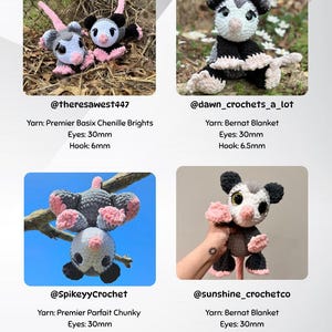 Pu&ograve; includere: Presentazione di quattro opossum all'uncinetto fatti a mano, ciascuno in una posa diversa. I peluche hanno corpi grigi, zampe e orecchie rosa e dettagli neri. Il testo include il nome del creatore, il tipo di filato, la dimensione degli occhi e la dimensione dell'uncinetto.