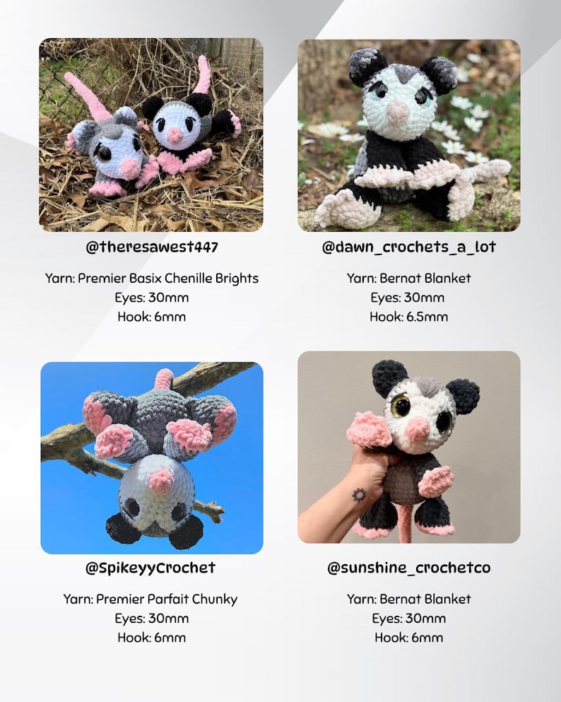 Pu&ograve; includere: Presentazione di quattro opossum all'uncinetto fatti a mano, ciascuno in una posa diversa. I peluche hanno corpi grigi, zampe e orecchie rosa e dettagli neri. Il testo include il nome del creatore, il tipo di filato, la dimensione degli occhi e la dimensione dell'uncinetto.