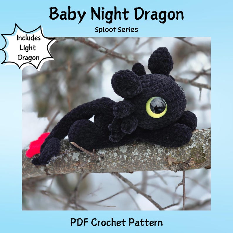Puede incluir: Un drag&oacute;n negro de ganchillo con grandes ojos amarillos y negros y detalles rojos en la cola. El drag&oacute;n est&aacute; sobre una rama de &aacute;rbol. El texto dice "Baby Night Dragon", "Sploot Series", "Includes Light Dragon" y "PDF Crochet Pattern".