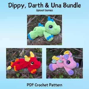 Puede incluir: Un conjunto de tres juguetes de crochet: un dragón verde, un dragón rojo y un unicornio rosa. Los juguetes están colocados en una rama de árbol. Se muestra el texto "Dippy, Darth & Una Bundle" y "PDF Crochet Pattern".