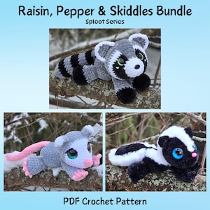 Puede incluir: Un conjunto de tres patrones de crochet de animales: un mapache, una zarigüeya y una mofeta. El mapache es gris y negro con detalles blancos. La zarigüeya es gris con cola y patas rosas. La mofeta es blanca y negra. El texto "Raisin, Pepper & Skiddles Bundle" y "PDF Crochet Pattern" son visibles.