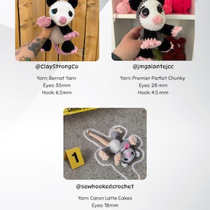 Pu&ograve; includere: Tre peluche di opossum all'uncinetto. Il primo &egrave; tenuto in mano, mostrando un viso bianco, orecchie nere e zampe rosa. Il secondo &egrave; simile, davanti a uno scaffale di filato. Il terzo &egrave; una ricostruzione di una scena del crimine con contorno di gesso e il numero 1.