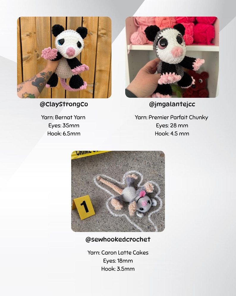 Pu&ograve; includere: Tre peluche di opossum all'uncinetto. Il primo &egrave; tenuto in mano, mostrando un viso bianco, orecchie nere e zampe rosa. Il secondo &egrave; simile, davanti a uno scaffale di filato. Il terzo &egrave; una ricostruzione di una scena del crimine con contorno di gesso e il numero 1.