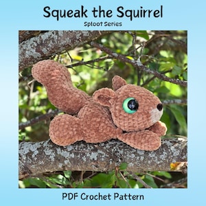 Peut inclure: Un jouet en peluche en forme d'écureuil marron au crochet, avec de grands yeux verts et un nez noir, posé sur une branche d'arbre. Le texte "Squeak the Squirrel" et "Sploot Series" sont en haut, avec "PDF Crochet Pattern" en bas.