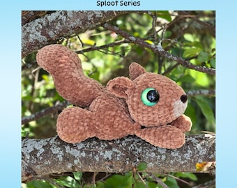 Könnte beinhalten: Ein braunes gehäkeltes Eichhörnchen-Plüschtier mit großen grünen Augen und einer schwarzen Nase, das auf einem Ast liegt. Der Text "Squeak the Squirrel" und "Sploot Series" stehen oben, mit "PDF Crochet Pattern" unten.