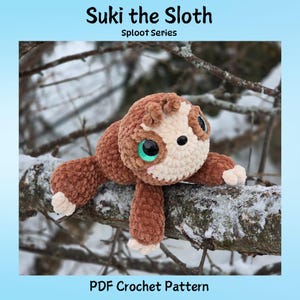 Puede incluir: Un juguete de perezoso tejido a crochet, Suki, en tonos marrón y crema, con ojos grandes. El perezoso está acostado en una rama cubierta de nieve. El texto "Suki the Sloth" y "Sploot Series" están en la parte superior, y "PDF Crochet Pattern" en la inferior.
