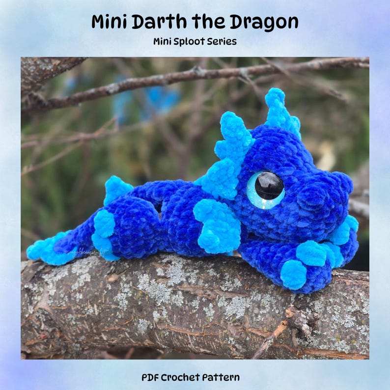 Puede incluir: Un juguete de drag&oacute;n de ganchillo azul y azul claro hecho a mano, acostado sobre una rama de &aacute;rbol. El drag&oacute;n tiene ojos grandes y negros y est&aacute; etiquetado como "Mini Darth the Dragon" y "Mini Sploot Series". Tambi&eacute;n incluye el texto "PDF Crochet Pattern".