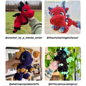 Puede incluir: Cuatro peluches de drag&oacute;n tejidos a ganchillo en rojo, azul, morado y negro. Cada drag&oacute;n tiene caracter&iacute;sticas &uacute;nicas, incluyendo cuernos, alas y diferentes combinaciones de colores. La imagen incluye los identificadores de Instagram de los creadores.