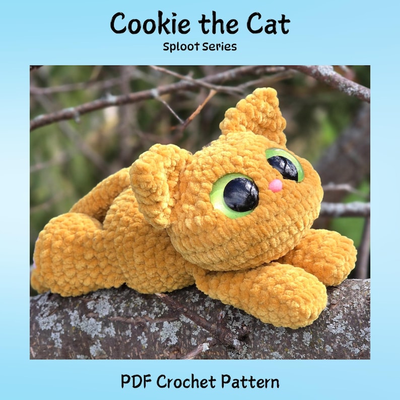 Może przedstawiać: Szydełkowy pluszowy kot w odcieniach pomarańczu, z dużymi zielonymi oczami i r&oacute;żowym nosem, leżący na gałęzi. Tekst "Cookie the Cat" i "Sploot Series" znajduje się u g&oacute;ry, a "PDF Crochet Pattern" na dole.