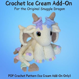 Könnte beinhalten: Ein gehäkelter Drache mit Eiswaffel-Akzenten. Das Plüschtier ist hauptsächlich cremefarben, mit hellbraunen, lila und blauen Details. Der Text "Crochet Ice Cream Add-On" und "For the Original Snuggle Dragon" ist sichtbar. Der Text "PDF Crochet Pattern (Ice Cream Add-On Only)" ist ebenfalls sichtbar.