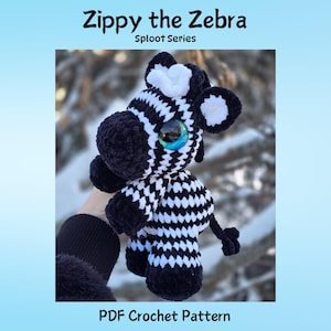Może przedstawiać: Ręcznie robiona szydełkowa zebra z czarno-białymi paskami, dużymi niebieskimi oczami i białym kosmykiem włosów. Tekst "Zippy the Zebra" i "Sploot Series" u góry, z "PDF Crochet Pattern" na dole.