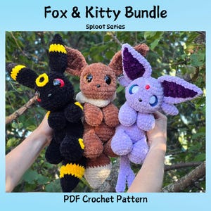 Può includere: Tre peluche all'uncinetto in nero, marrone e viola, tenuti contro uno sfondo verde sfocato. I giocattoli hanno grandi orecchie e sono etichettati "Fox & Kitty Bundle" e "PDF Crochet Pattern". Il giocattolo nero ha accenti gialli.