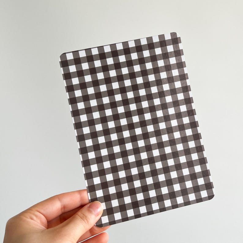 K&ouml;nnte beinhalten: Ein Set aus drei Keramikbechern mit gesprenkelter, matter Oberfl&auml;che. Die Becher sind in Creme-, Hellgrau- und Dunkelgraut&ouml;nen gehalten. Jeder Becher hat ein schlichtes, minimalistisches Design.