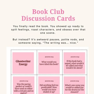 Puede incluir: Tarjetas de discusi&oacute;n del club de lectura rosas y blancas con texto. Las tarjetas incluyen indicaciones como "&iquest;Qu&eacute; t&iacute;tulo le habr&iacute;as puesto a este libro?" y "&iquest;Qu&eacute; escena habr&iacute;as a&ntilde;adido solo por el drama?"