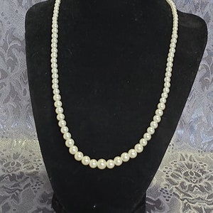 Vintage Graduating Imitation Pearl SilverTone Clasp Necklace 18&quot;