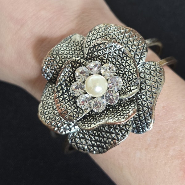 Vintage 1980's  Rose Silvertone Floral Hinged Pearl Rhinestone Bracelet. engraved 3D floral faux pearl n crystal Rhinstones Bangle Bracelet