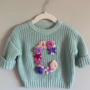 Suéter con inicial floral / Suéter con "letra" bordada / Suéter personalizado para bebé / Suéter personalizado para niño pequeño / Traje de cumpleaños / Regalo para bebé