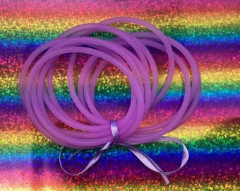 Lot de 10 bracelets en gelée violet clair des années 80, enveloppés dans un noeud en satin violet clair