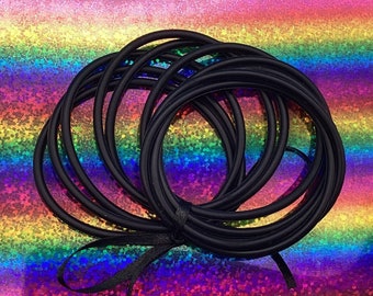 Lot de 10 bracelets noirs en gelée des années 80 enveloppés dans un noeud en satin noir