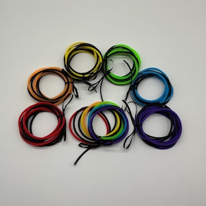 Set mit 10 Schwarz und Blau, Grün, Orange, Lila, Regenbogen, Rot und Gelb Jelly Armbänder in einer Satinschleife gewickelt